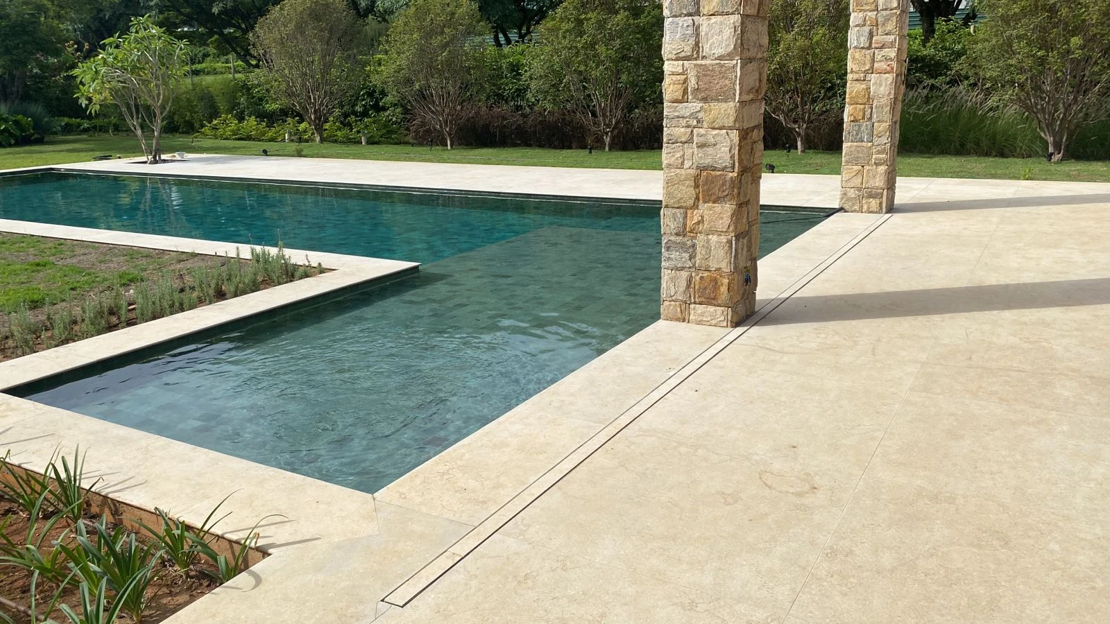 Qual o melhor inox para piscina: 304 ou 316L?